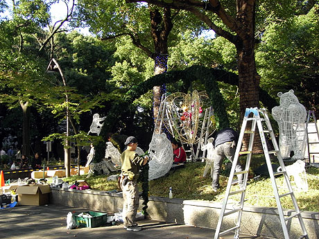 上野公園の入口にはイルミネーションの飾りつけ準備がされていました
